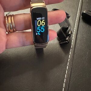 Fitbit Gold Smartwatch with Black Display gold & black magnetic bands